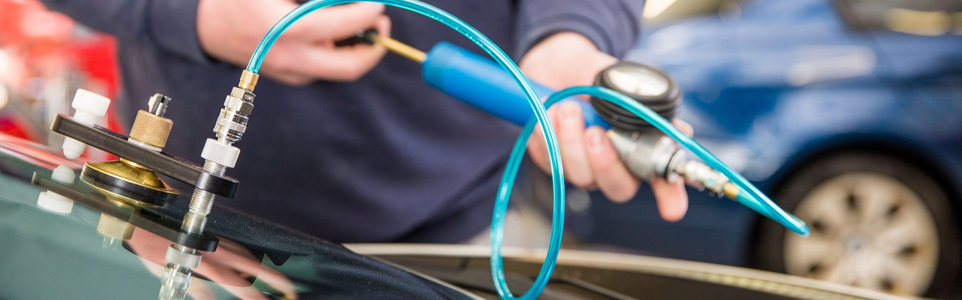 Steinschlagreparatur an einer Autoscheibe